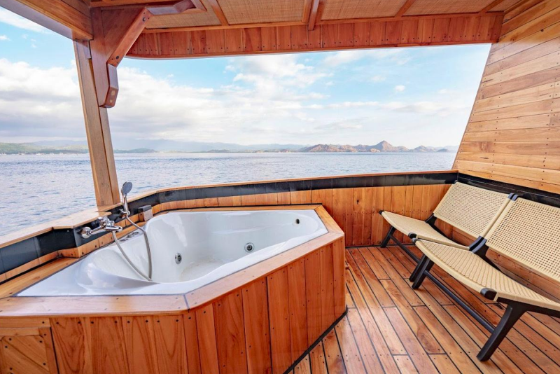 Lamborajo III - Royal Master Ocean View Cabin